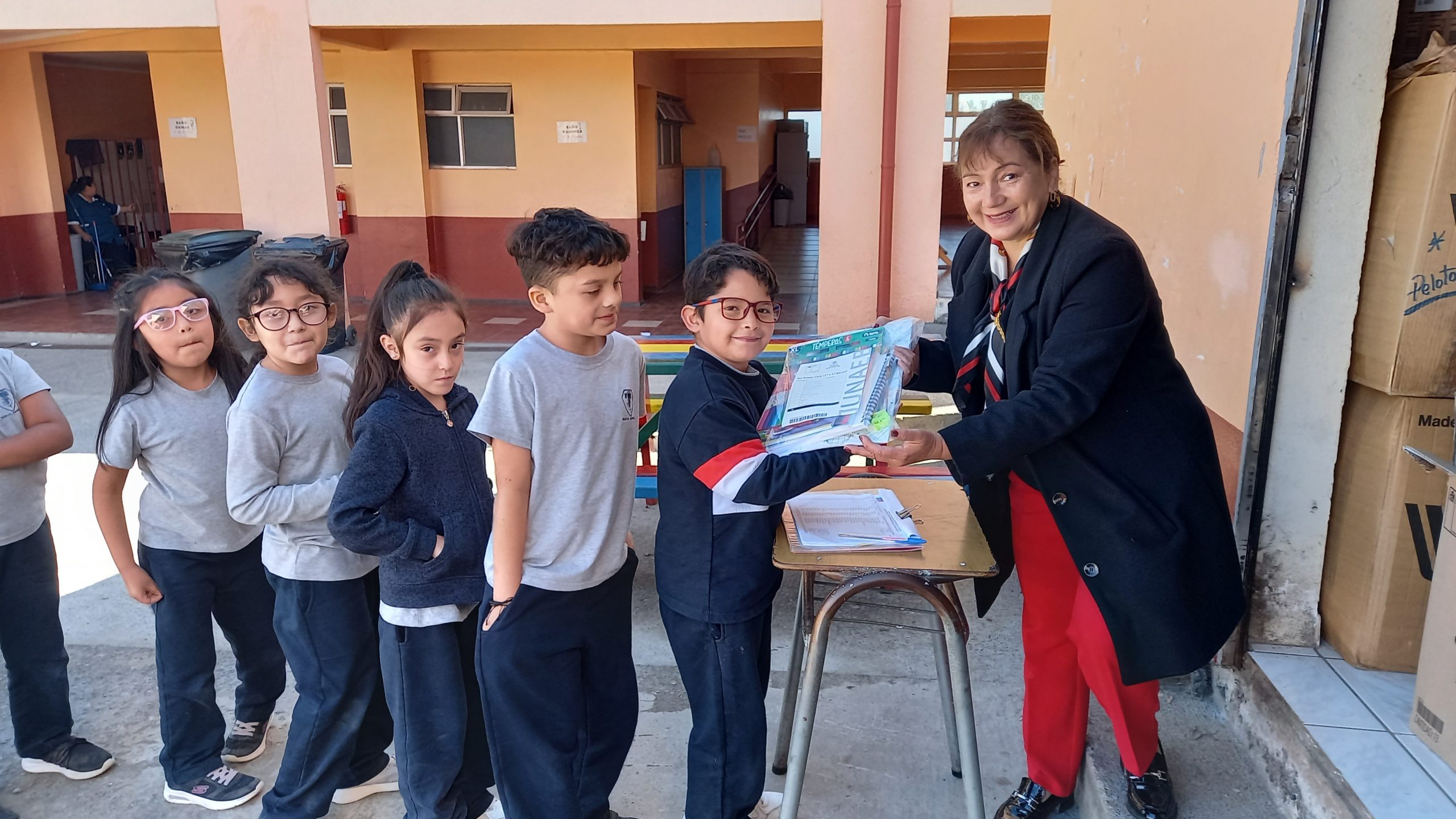 Read more about the article ENTREGA DE MATERIALES JUNAEB