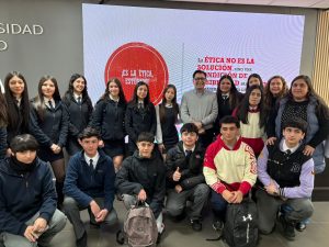  ESTUDIANTES Y APODERADOS PARTICIPAN EN CONFERENCIA SOBRE ÉTICA Y CIUDADANÍA