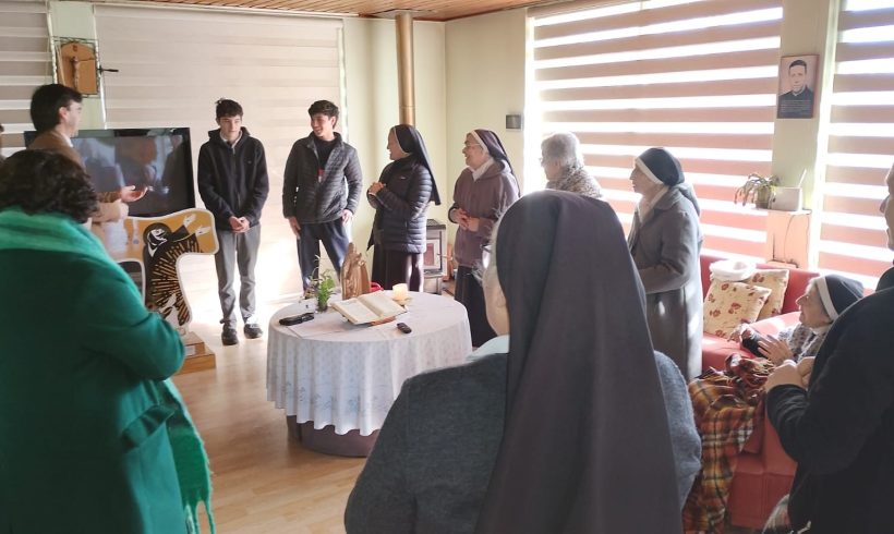 You are currently viewing ENTREGA DE TAU PEREGRINA A HERMANAS DE BOROA