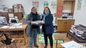  ENTREGA DE BUZOS DEPORTIVOS A APODERADOS DEL PROGRAMA PRORETENCIÓN