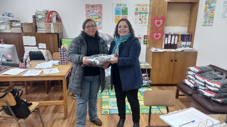 Read more about the article ENTREGA DE BUZOS DEPORTIVOS A APODERADOS DEL PROGRAMA PRORETENCIÓN