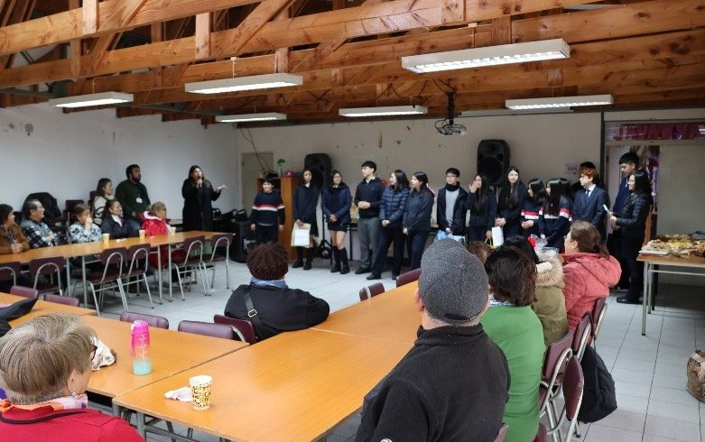 You are currently viewing ESTUDIANTES DE PASTORAL LLEVAN ALEGRÍA AL CENTRO DEL ADULTO MAYOR DIA DE NUEVA IMPERIAL