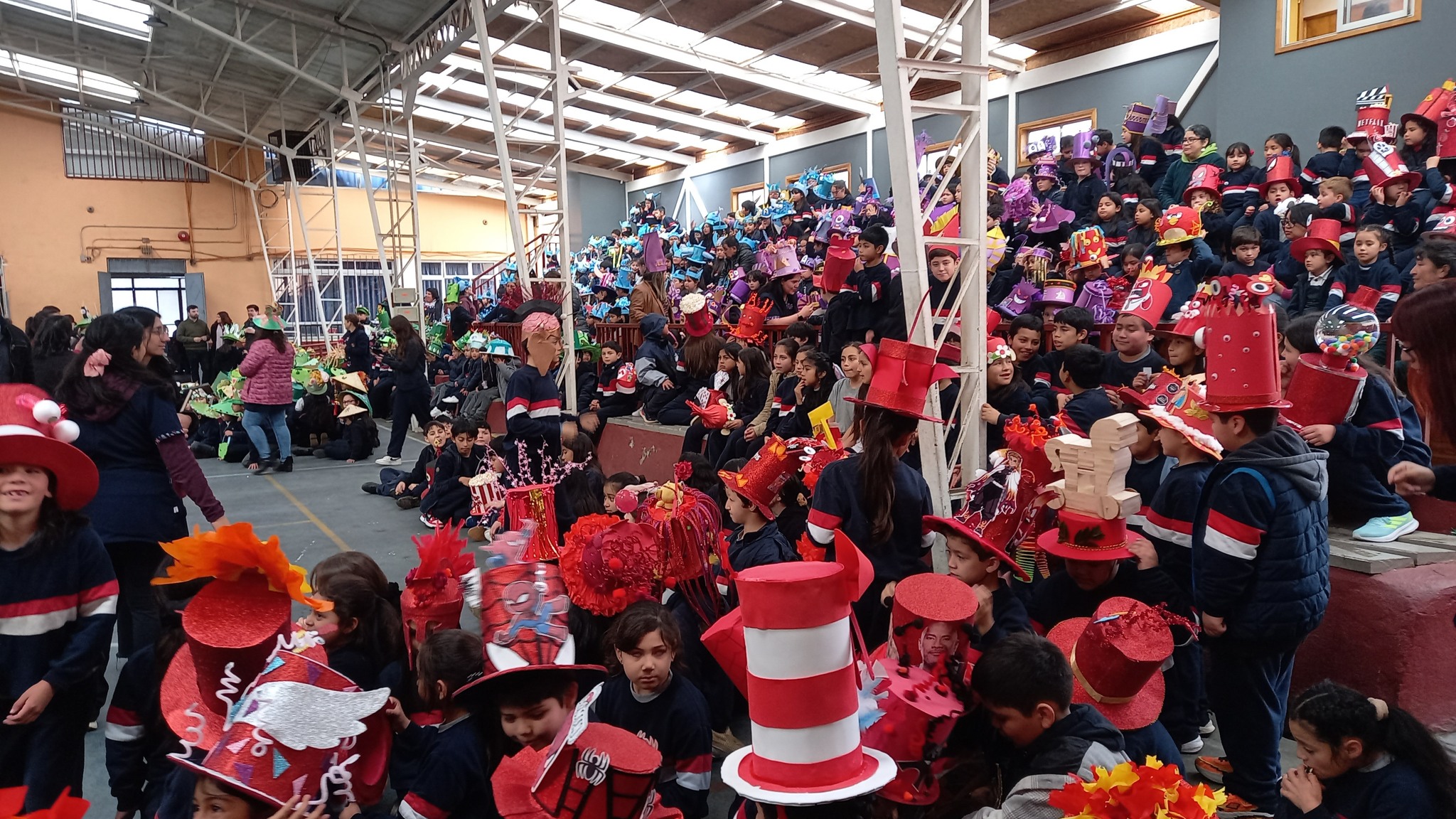 Read more about the article SOMBREROS LOCOS: CREATIVIDAD, UNIÓN Y ALEGRÍA EN EL ANIVERSARIO FRANCISCANO