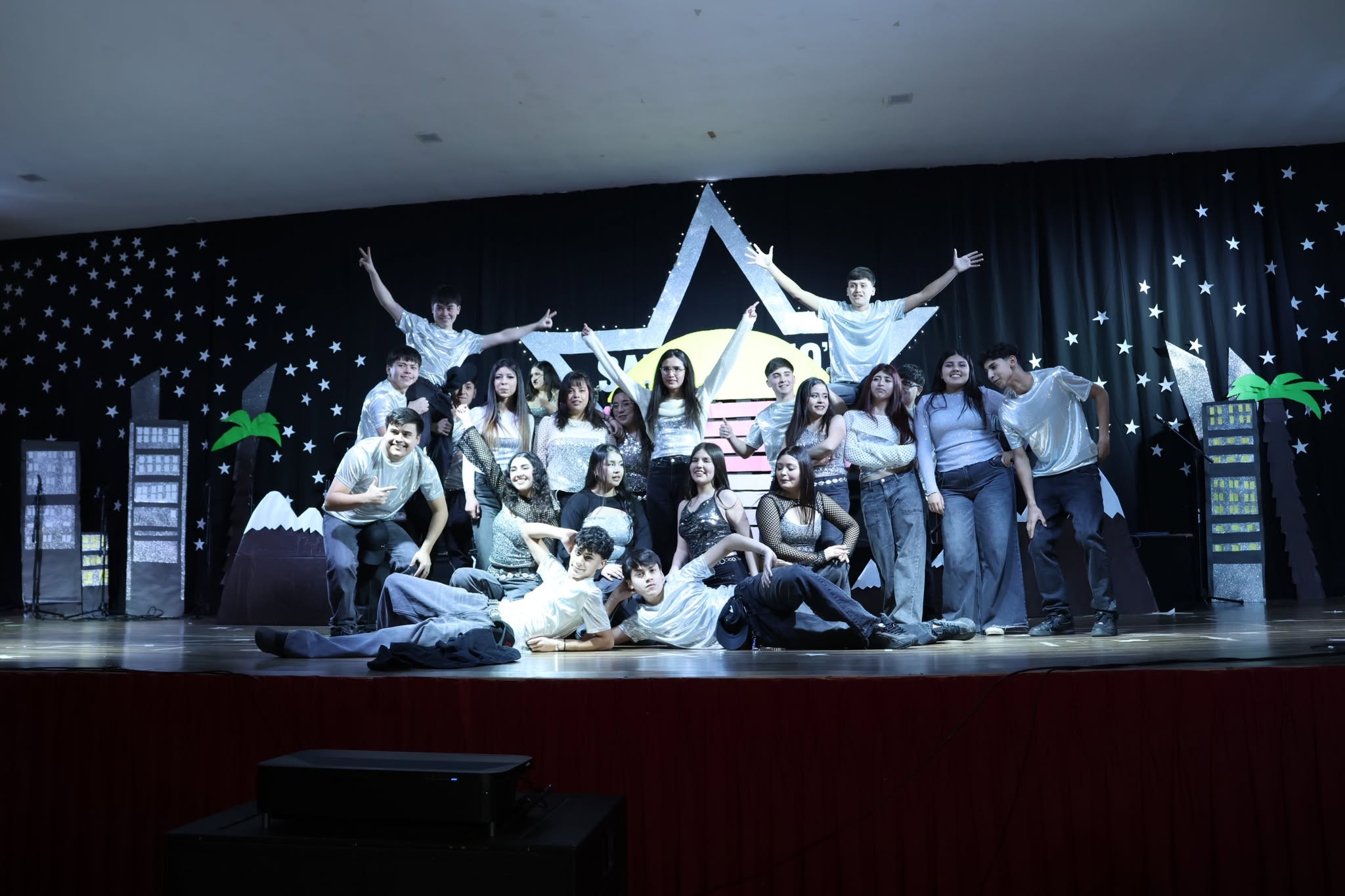 Read more about the article ENGLISH WEEK SHOW DE TALENTOS INTERNO ENSEÑANZA MEDIA