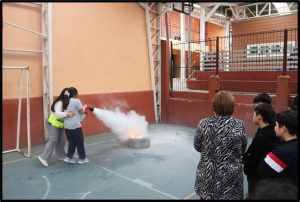  CAPACITACIÓN USO DE EXTINTORES A ESTUDIANTES MONITORES DE CADA CURSO