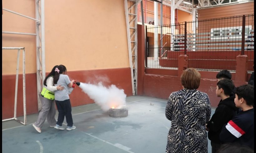 You are currently viewing CAPACITACIÓN USO DE EXTINTORES A ESTUDIANTES MONITORES DE CADA CURSO